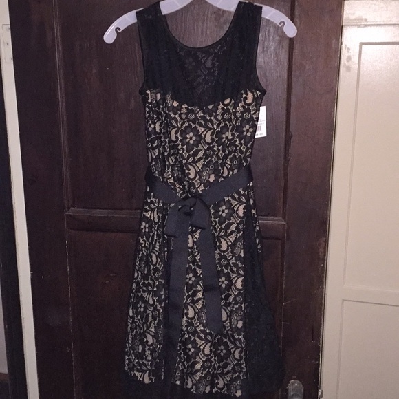 Black lace dress with tan underlay - Picture 1 of 4